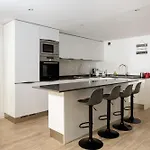 Modern House In The Center Of Sur Semesterbostad
